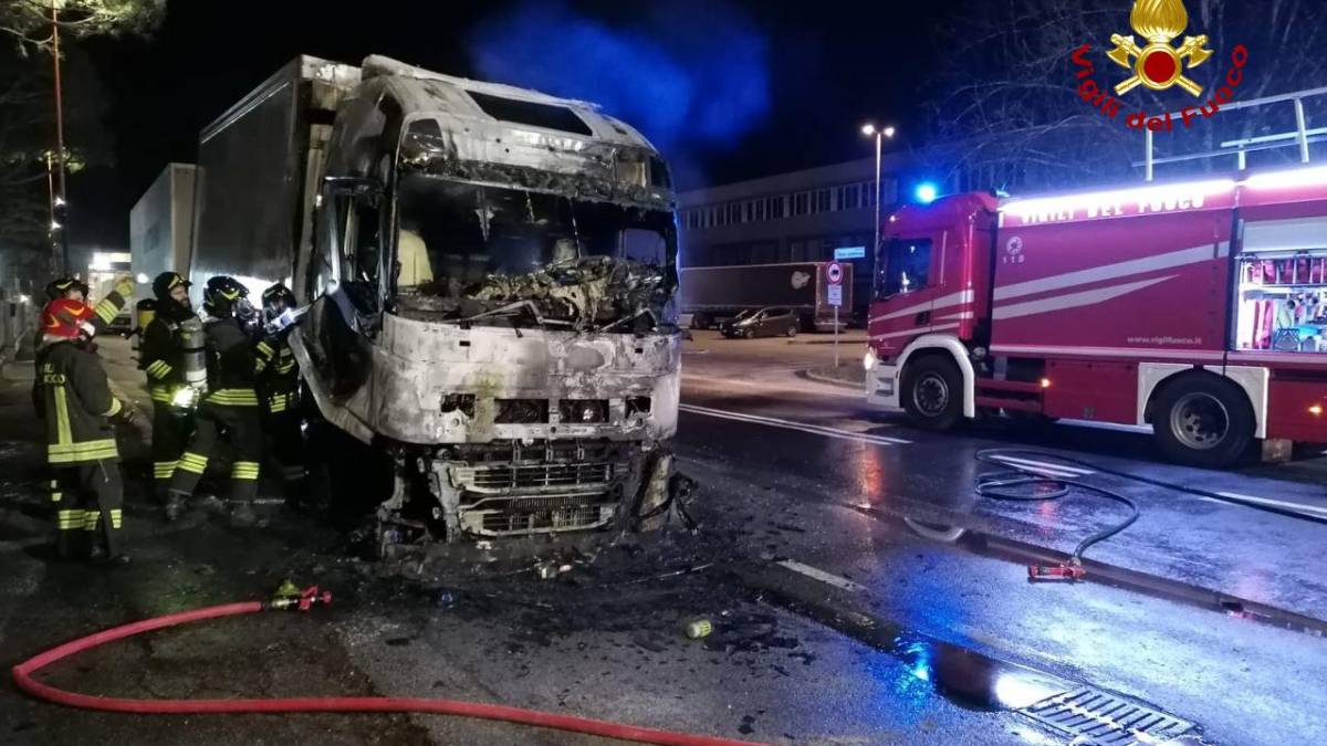 A fuoco un camion carico di medicine a Pievesestina di Cesena