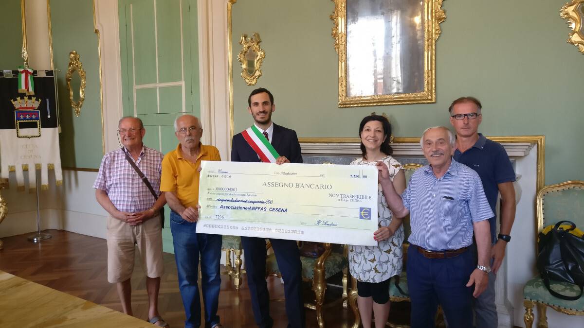 Cesena, un maxi assegno in beneficenza con la Scarpinata solidale