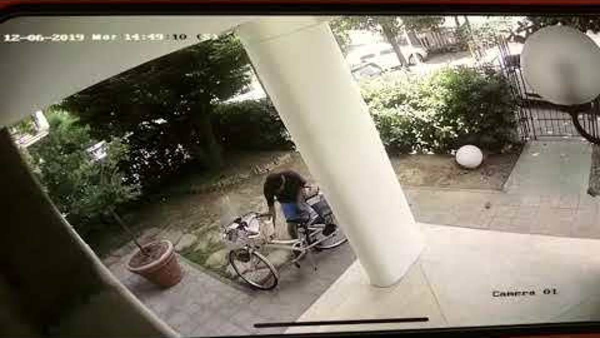 Rimini, le rubano la bici dal giardino di casa. IL VIDEO