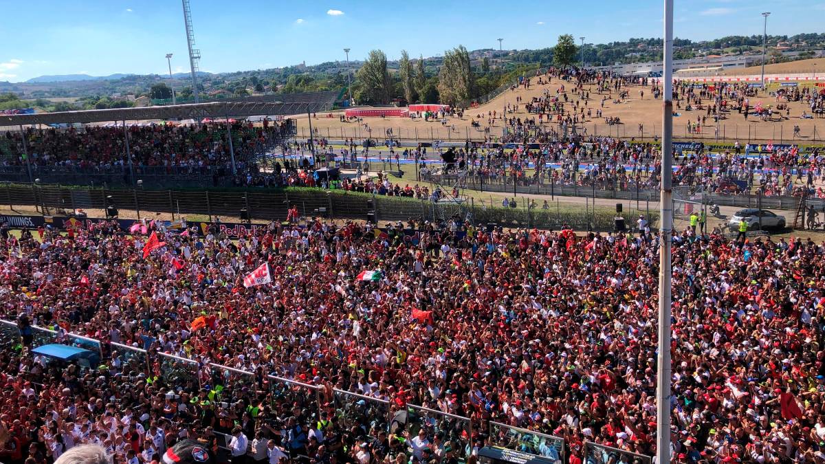 MotoGp, il dopo-Valentino Rossi è finalmente iniziato: l’omaggio di Misano a Marquez dopo anni di fischi