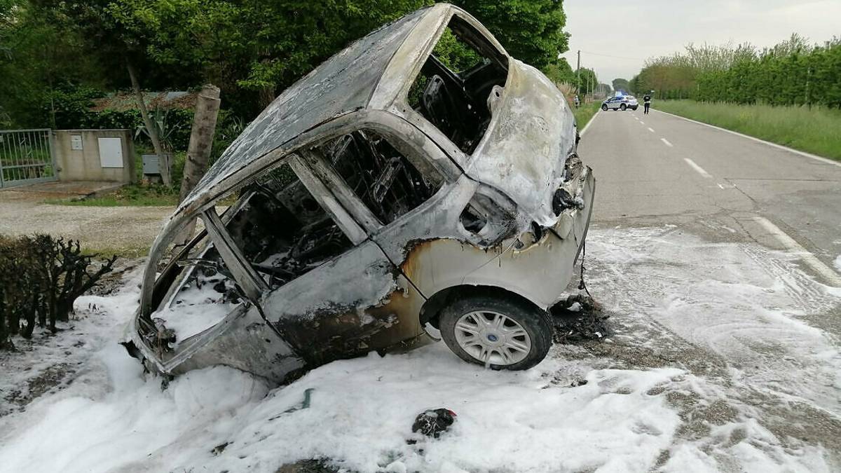 Forlì, auto in fiamme dopo lo schianto