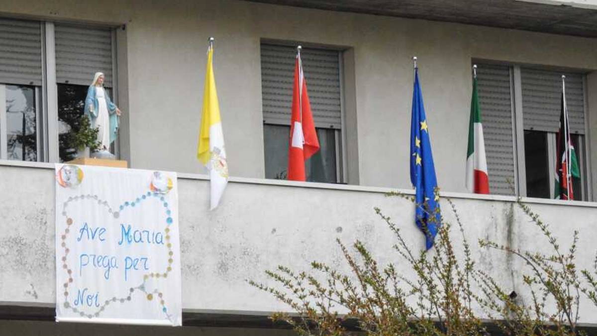 Messaggi dalla quarantena, ai balconi e sui muri di Imola