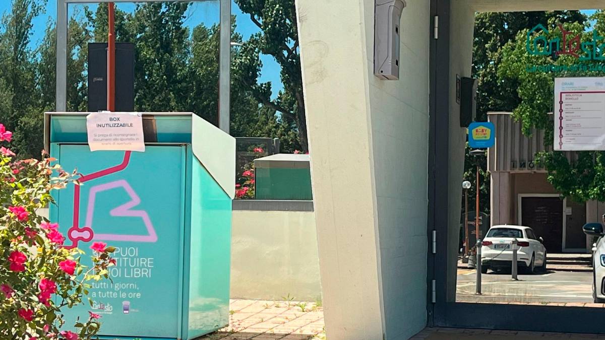 Il contenitore della biblioteca preso di mira