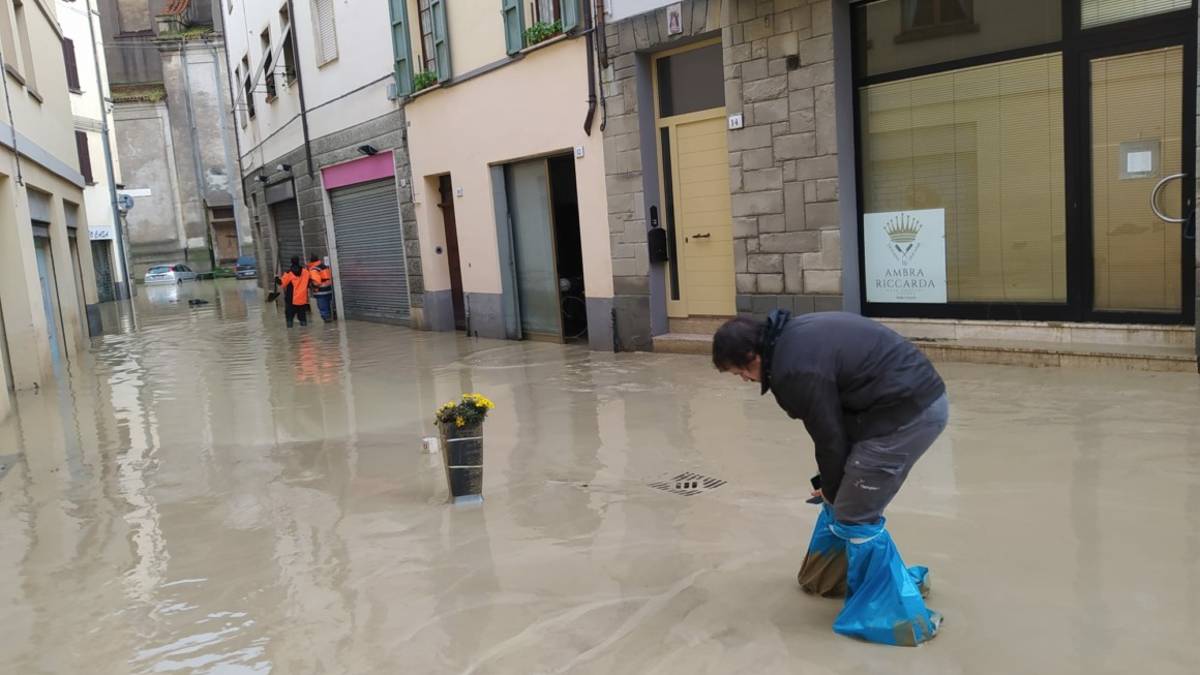 Governo stanzia i primi 20 milioni; 800 evacuati a Faenza; treni difficili anche giovedì