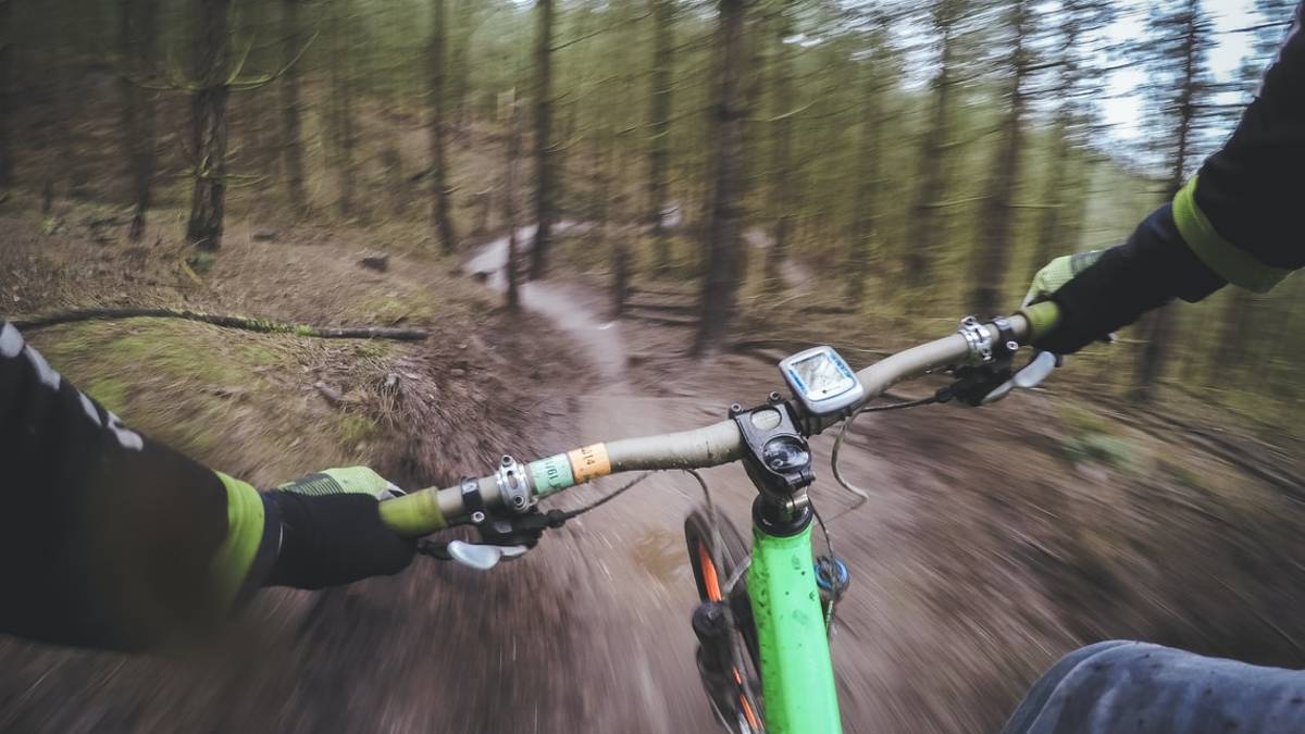 Bagno di Romagna, cade in mountain bike: 42enne con fratture multiple
