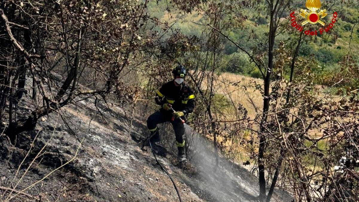 Cesena, incendio a Tessello: 8 mezzi dei Vigili del Fuoco in azione