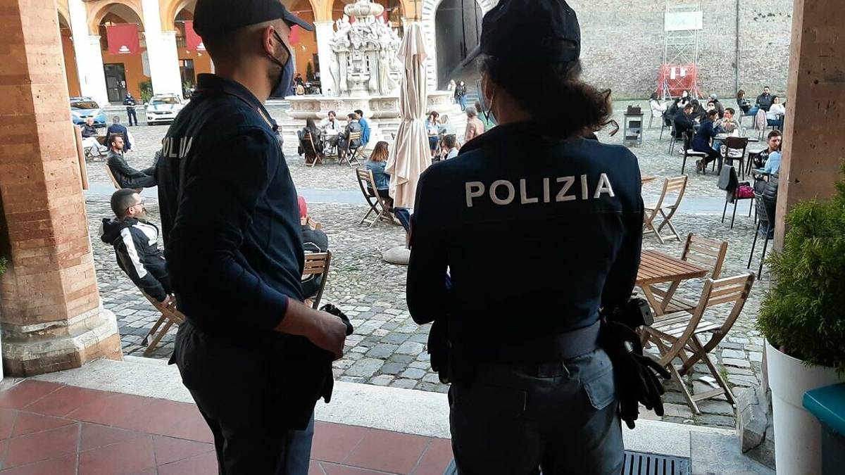 Cesena, ladro al supermercato. Entra con lo zaino vuoto e la cassiera lo becca con lo zaino pieno