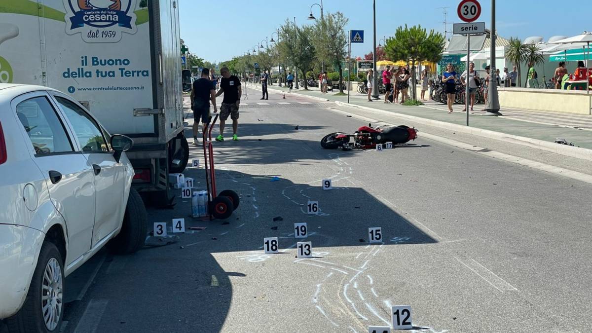 Cesenatico: colpito da una moto in impennata mentre consegna il latte
