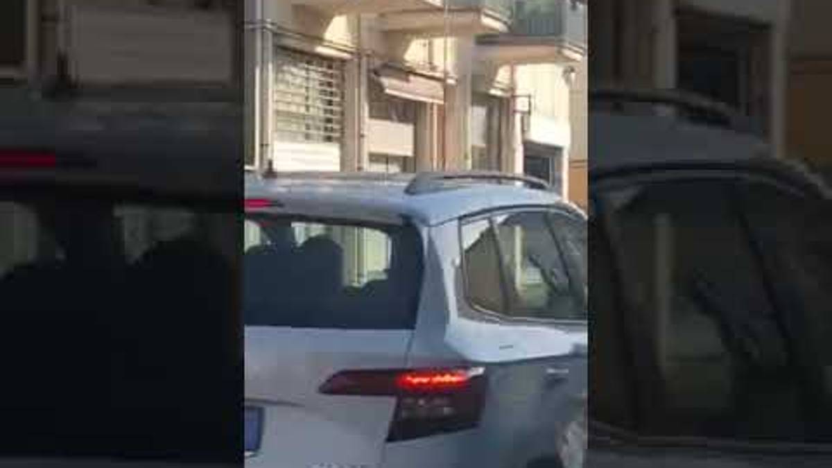 Ravenna, ucraino ruba bandiera russa dal balcone e la calpesta VIDEO