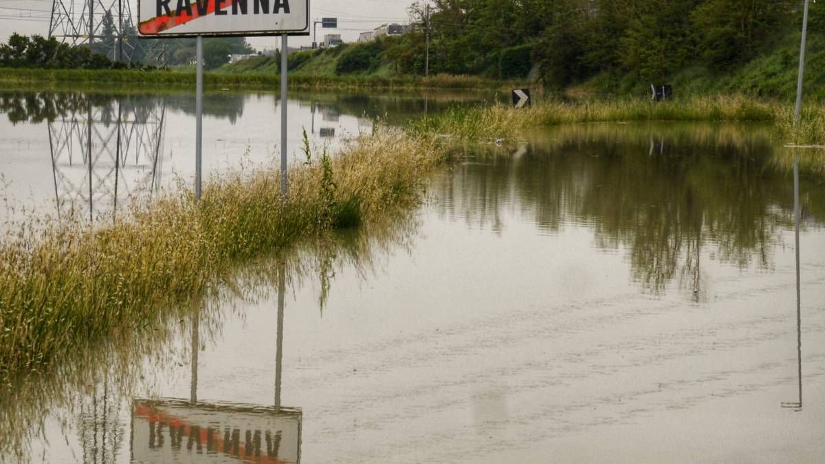Ravenna, qui ci dovrebbe essere un sottopasso, ma al suo posto c'è un lago che si è creato in una notte