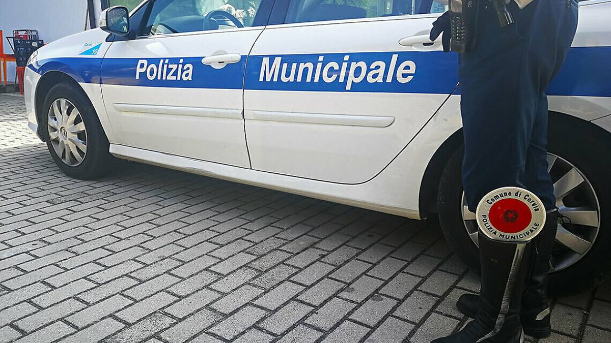 Bellaria, atti osceni davanti a minori: la Polizia lo sottrae alla rabbia della gente