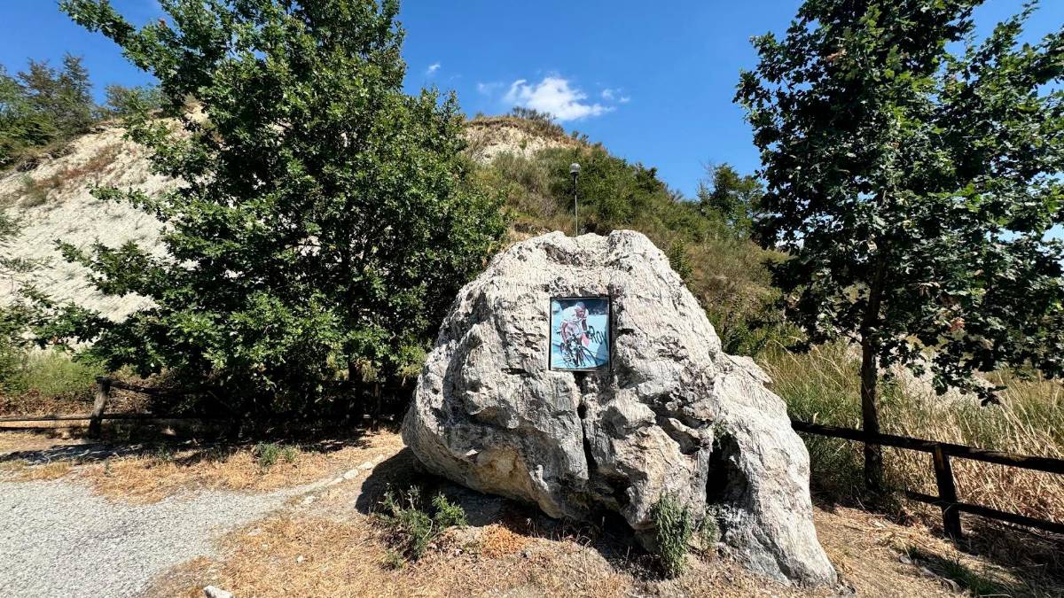 Il cippo per Pantani voluto da Bianco e collocato a Montevecchio