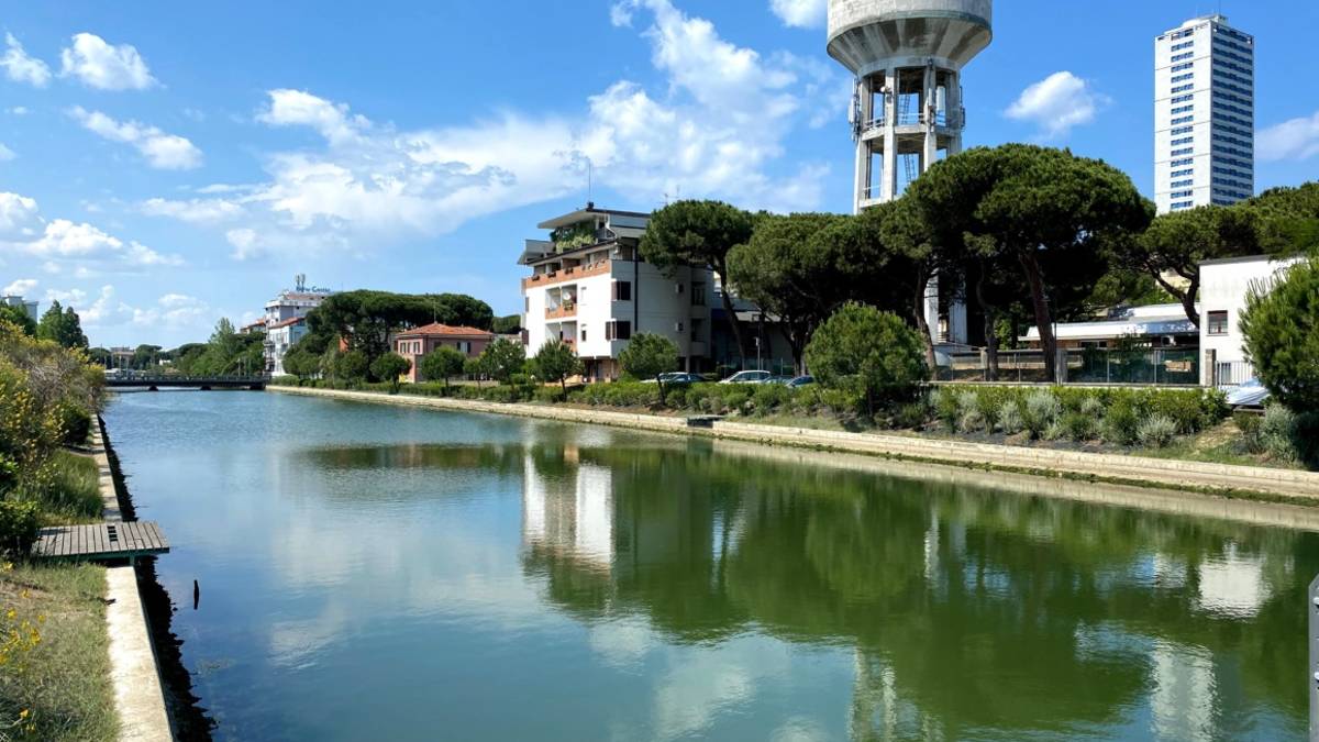 Cesenatico, casa con vista per i senzatetto ai piani alti dell'acquedotto: cinque giovani denunciati