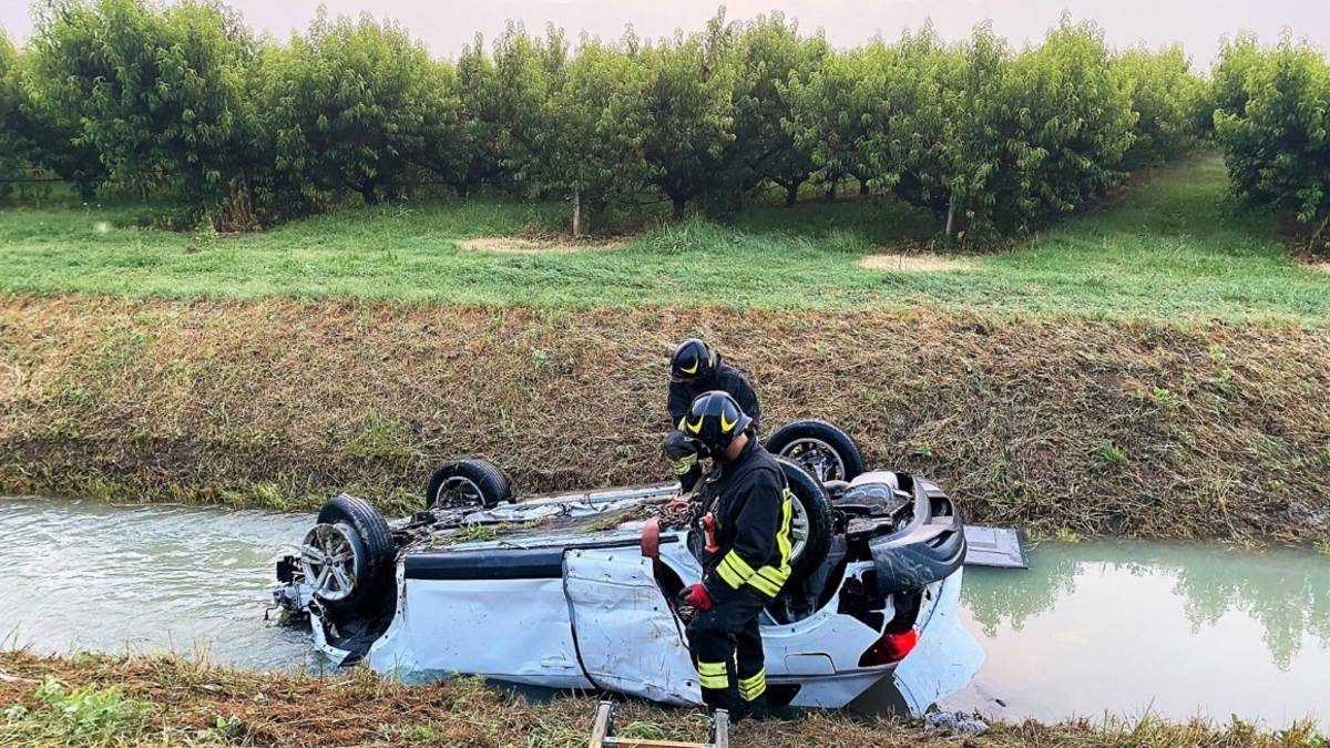 Conselice, incidente: con l'auto nel canale, giovane in gravi condizioni - Gallery