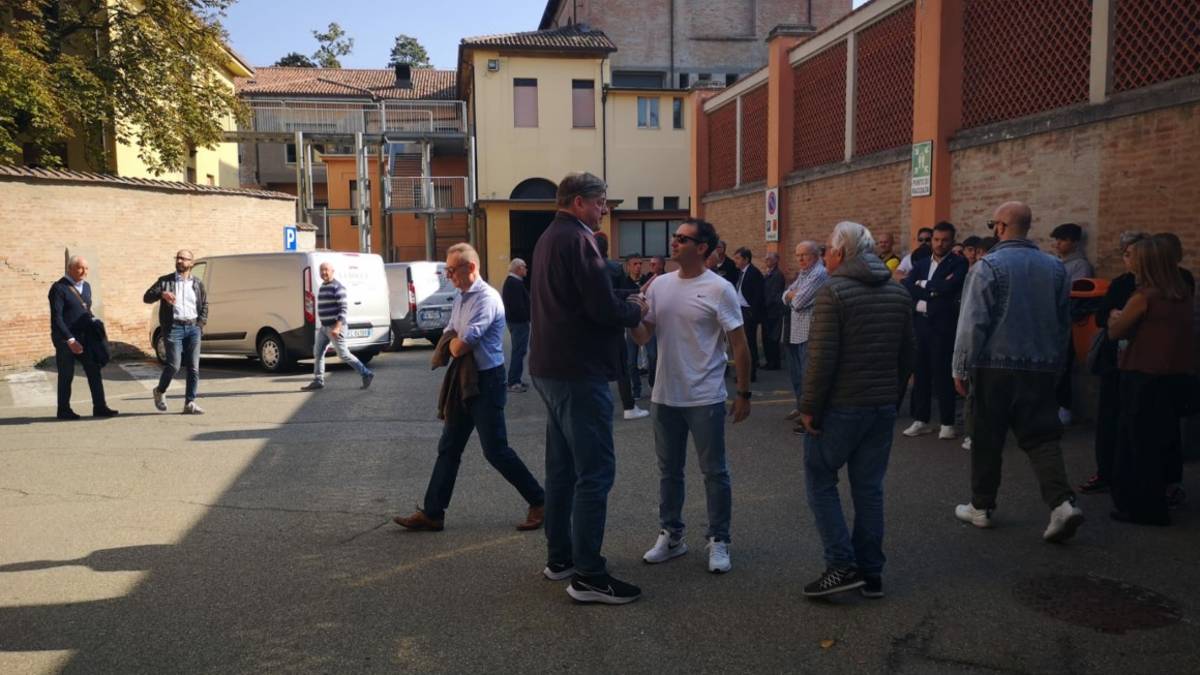Imola, l'ultimo saluto a Gianni Zappi alla camera ardente