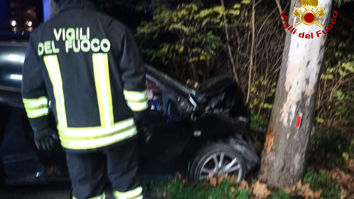 Predappio, auto contro un albero: grave 32enne