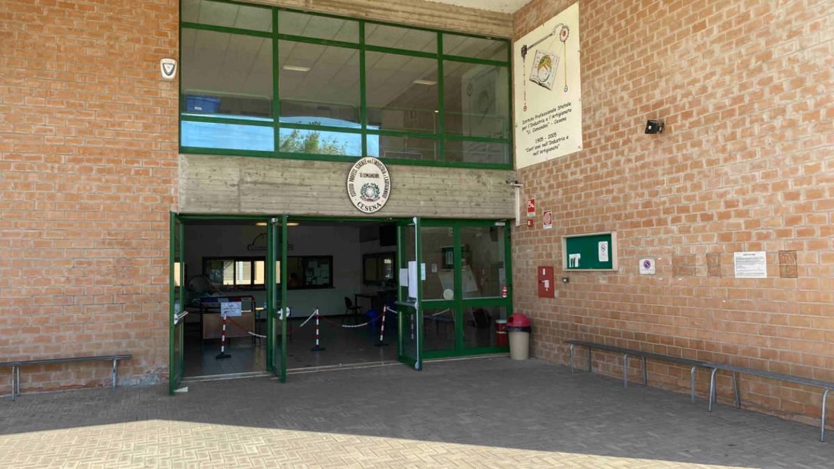 Taglia le gomme al prof a Cesena, ridotta la pena allo studente
