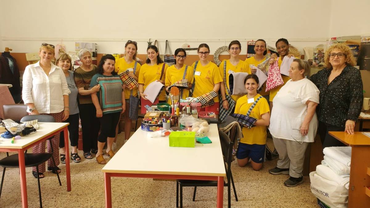 Ravenna, borsine porta drenaggio per pazienti oncologici creati dalle magliette gialle