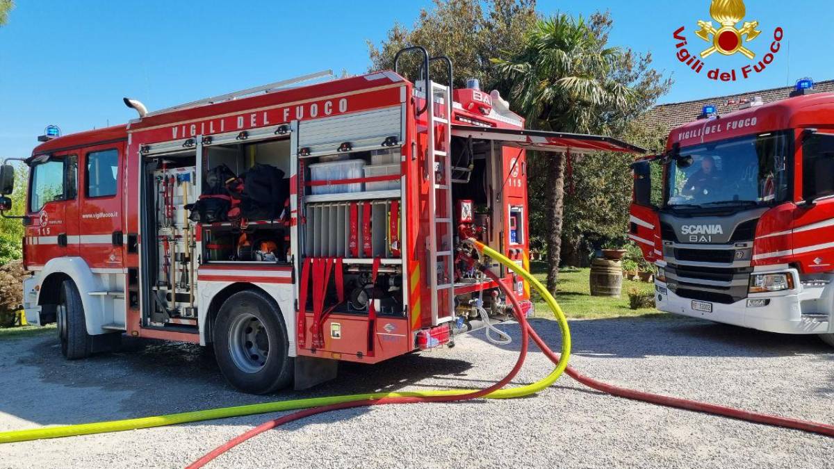 Castrocaro, incendio a un capannone agricolo
