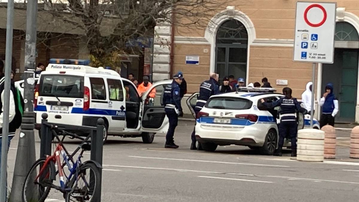 Cesena, la polizia locale grazie alle telecamere individua l'autore dell'aggressione al taxista alla stazione