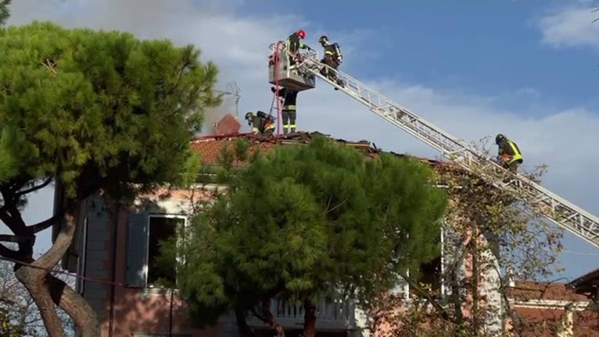 Rimini. Camino a fuoco, tetto a rischio crollo in via Bastioni Orientali