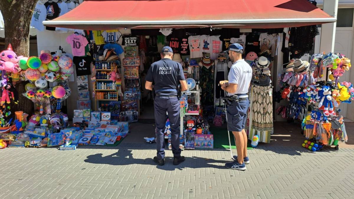 Bellaria. I negozi invadono la strada con gli espositori: la Polizia locale ne chiude dodici