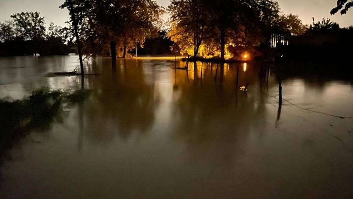 Faenza, strade allagate, chiuso il Ponte delle Grazie. Caduti 100 mm di pioggia. Lamone oltre i limiti VIDEO