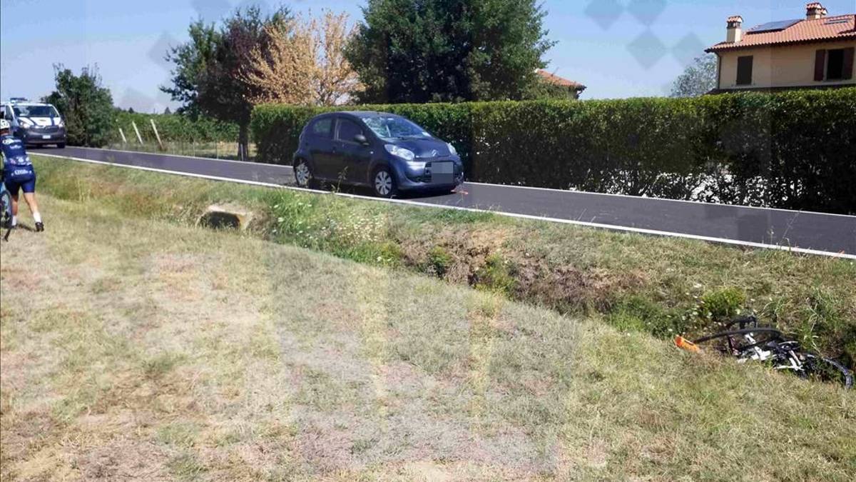 Faenza, impatto frontale con un'auto: ciclista scaraventato nel fosso