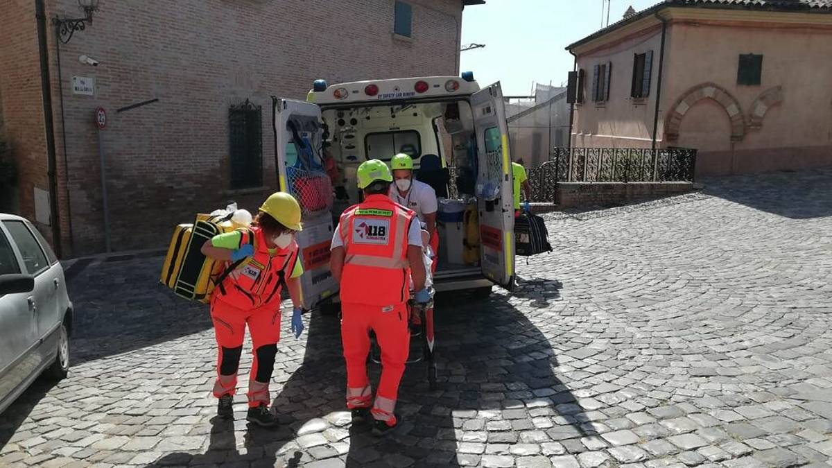 Santarcangelo. Crolla solaio di un'abitazione: grave un operaio