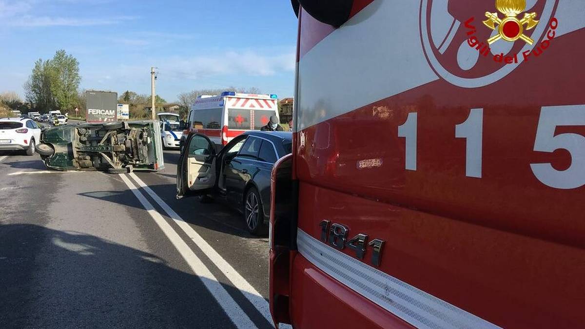 Forlimpopoli, incidente con auto ribaltata