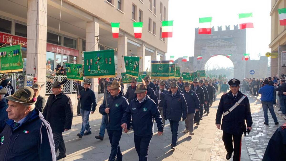 Sfilata degli alpini, l'abbraccio di Rimini. I video e le foto