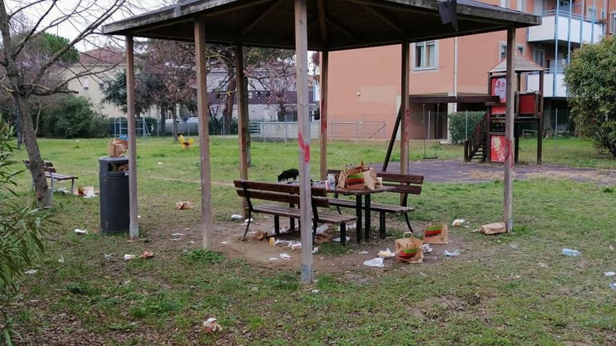 Riccione. Avanzi di cibo d'asporto, i residenti puliscono il parco