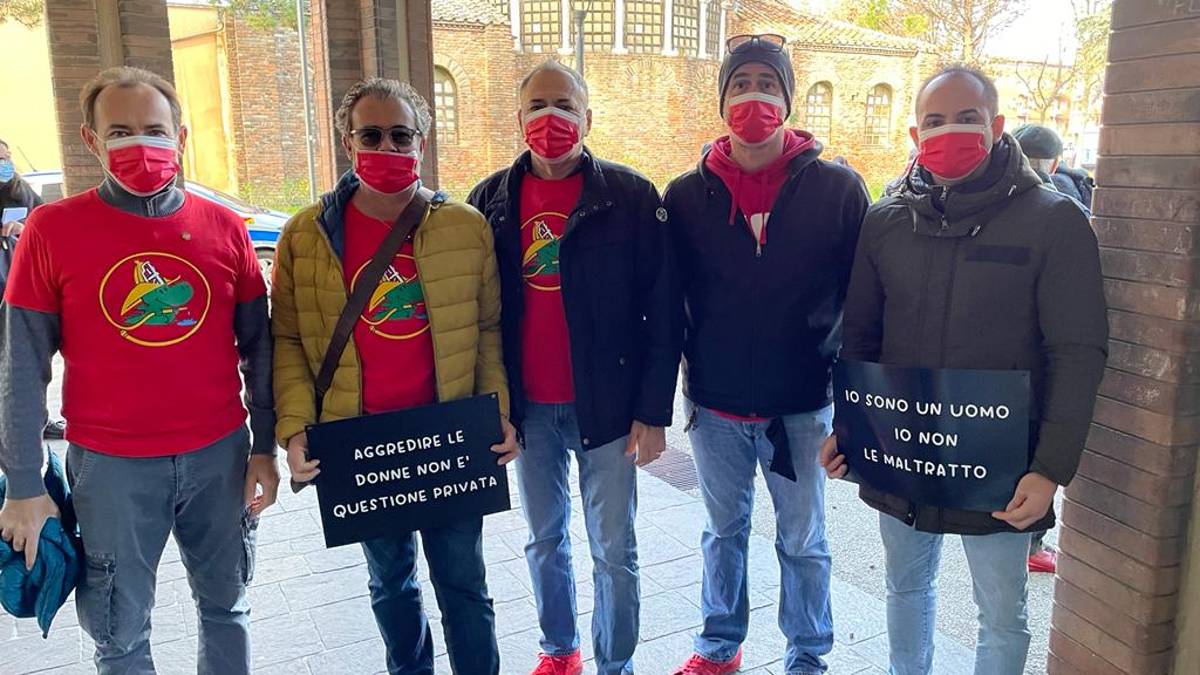 Ravenna, gli uomini con le scarpe rosse sfilano contro la violenza sulle donne - Gallery