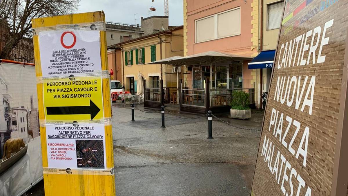 Rimini. Chiusa via Poletti: i pedoni costretti alla marcia indietro