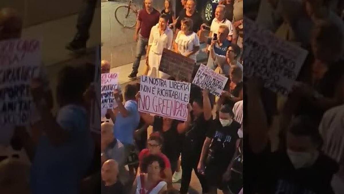 Una folla in centro a Rimini contro green pass e vaccini Video