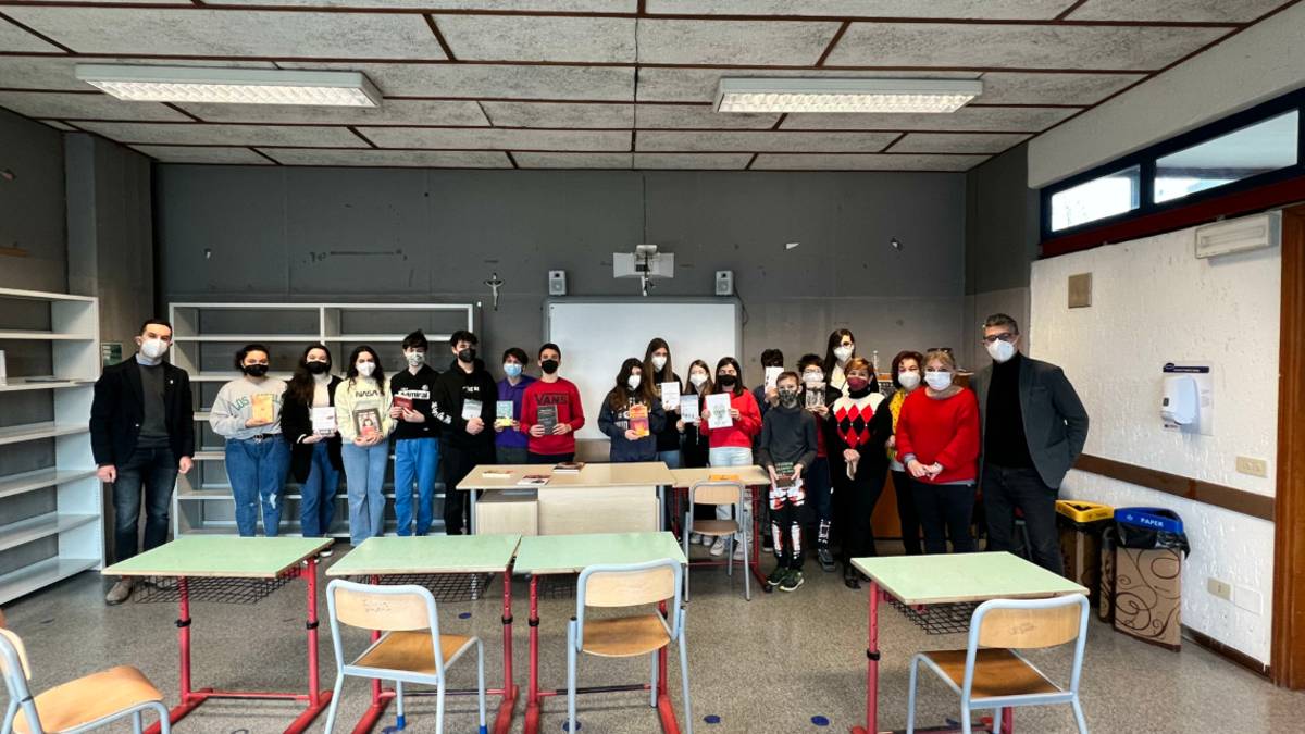 Cesenatico, ecco 18 nuovi volumi per la biblioteca della media Arfelli