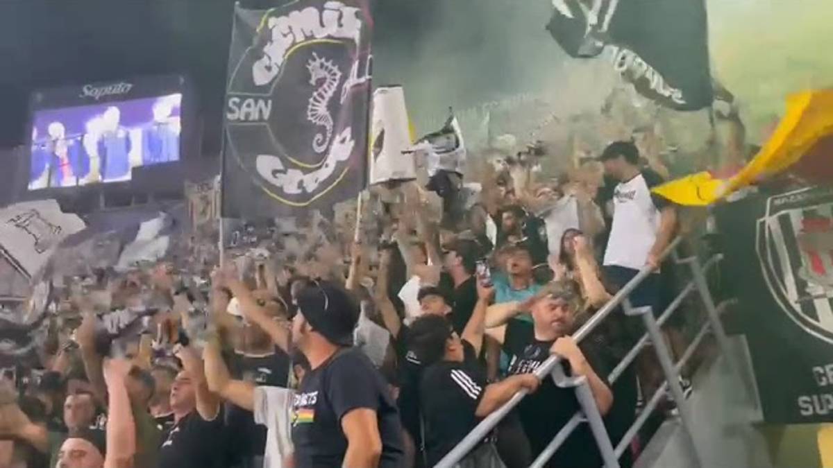 Calcio, il Romagna mia dei tifosi del Cesena a Bologna VIDEO