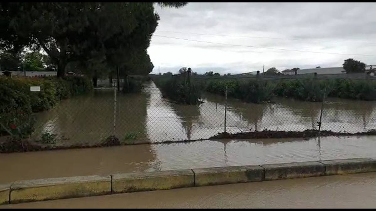 Alluvione a Sant'Agata sul Santerno, il fiume continua a riversare acqua e fango in paese