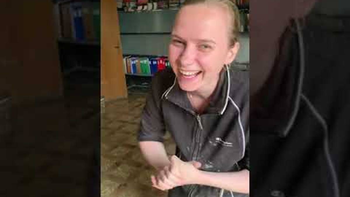 La soprano russa canta divinamente tra gli spalatori del fango: ovazione finale a Cesena VIDEO