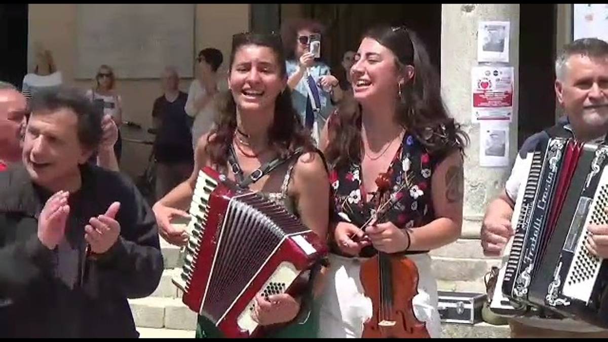 In piazza a cantare Romagna mia: i flash mob a Ravenna e Faenza