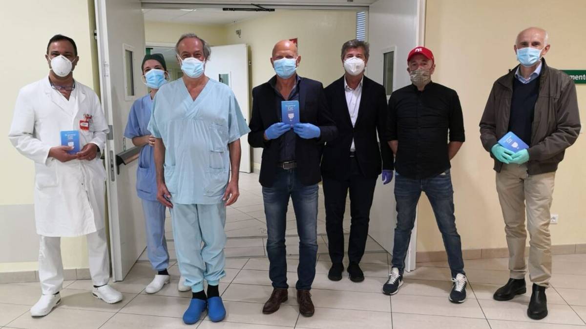 Il primario: «Senza mascherina? Mi verrebbe da prenderli a sberle»