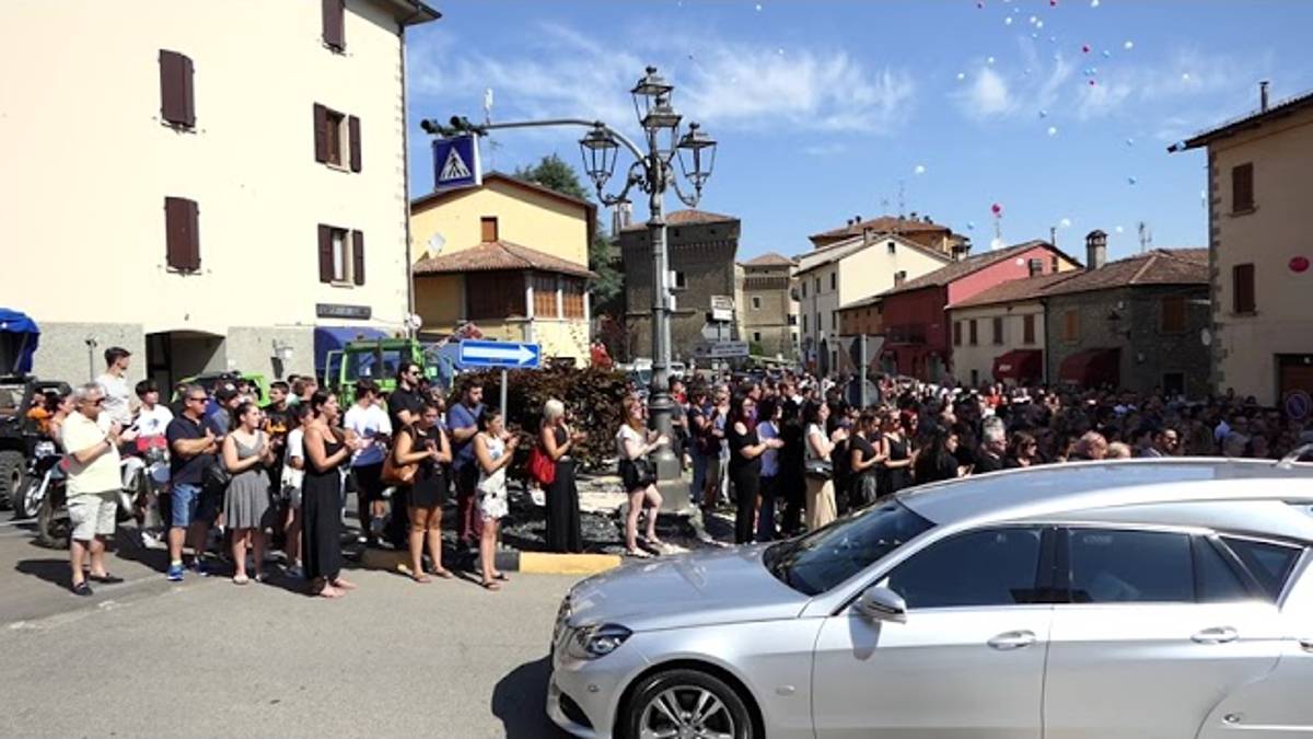 Castel del Rio, ucciso a coltellate: un lungo applauso e palloncini in cielo al funerale di Fabio VIDEO