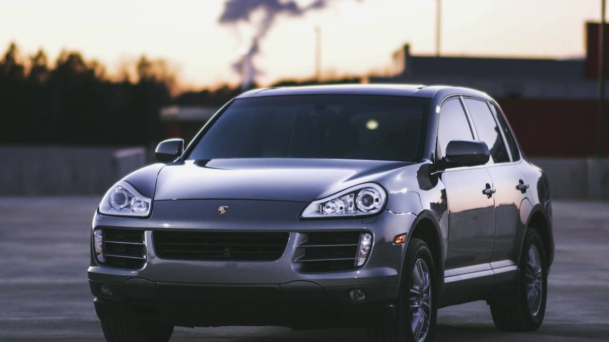 Col Porsche Cayenne a prendere a scuola il figlio per cui aveva chiesto la tariffa ridotta: Rimini intensifica i controlli
