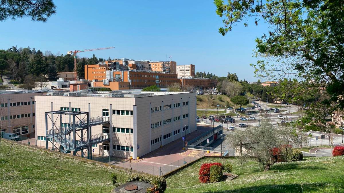 In primo piano, l’edificio della “Piastra”. Sullo sfondo, il plesso principale dell’ospedale Bufalini (Foto Gianmaria Zanotti)