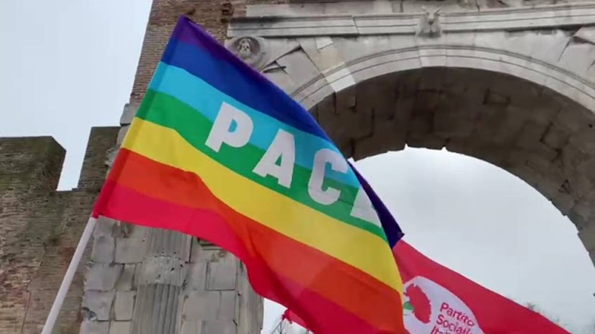 Guerra in Ucraina: a Rimini il discorso anti-americano zittito dai fischi VIDEO