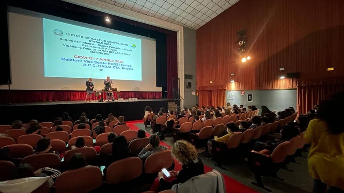Bellaria, cyberbullismo: la Polizia istruisce gli studenti