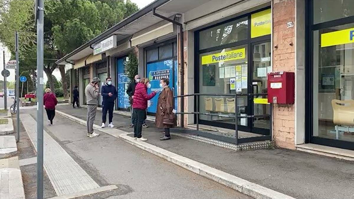 Cesena, rapina con pistola all'ufficio postale e fuga in monopattino: due fermati VIDEO