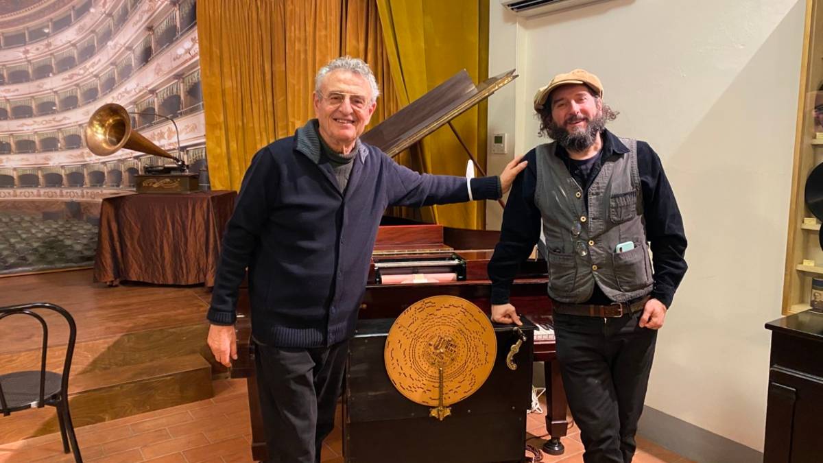 Cesena, Vinicio Capossela collauda il nuovo strumento a Villa Silvia Carducci