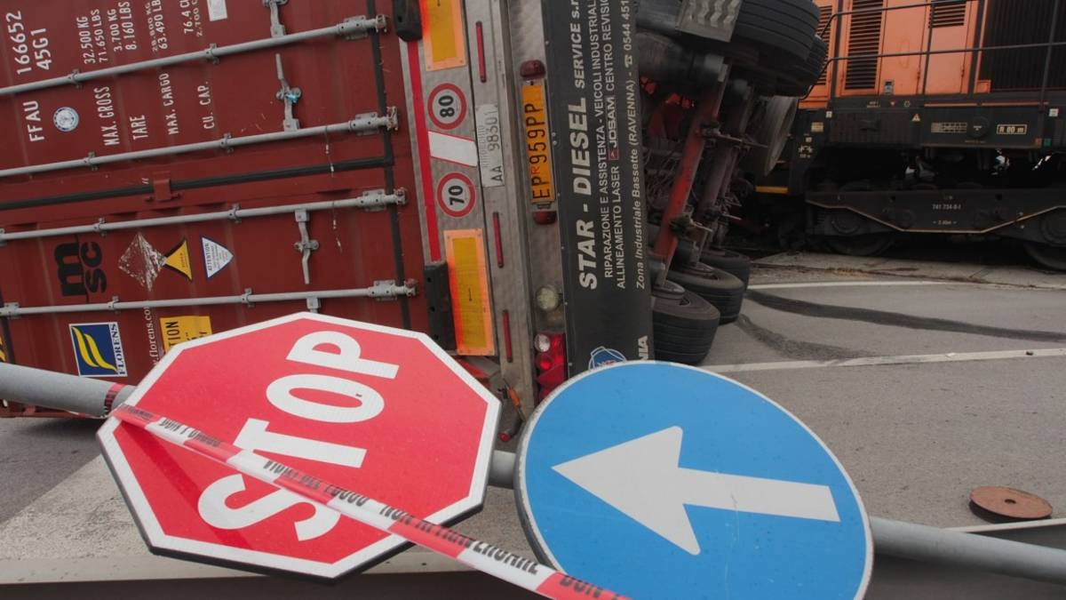 Porto di Ravenna: frontale tra tir e treno merci