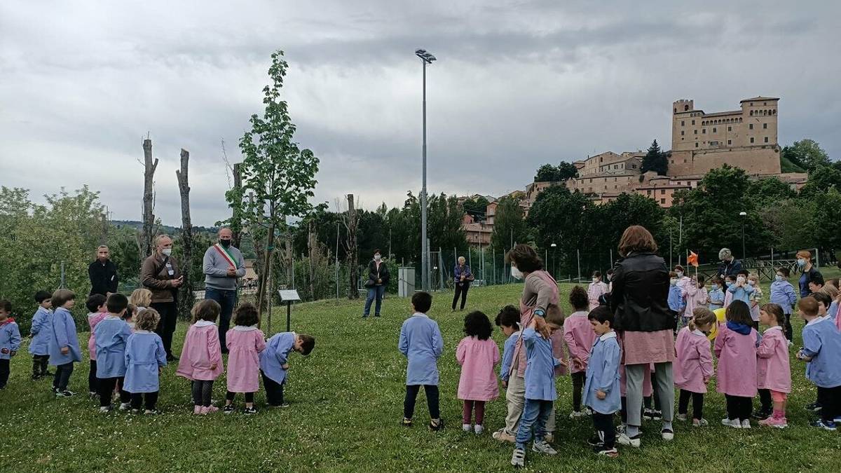Longiano, una targa in memoria dell'ex bidella